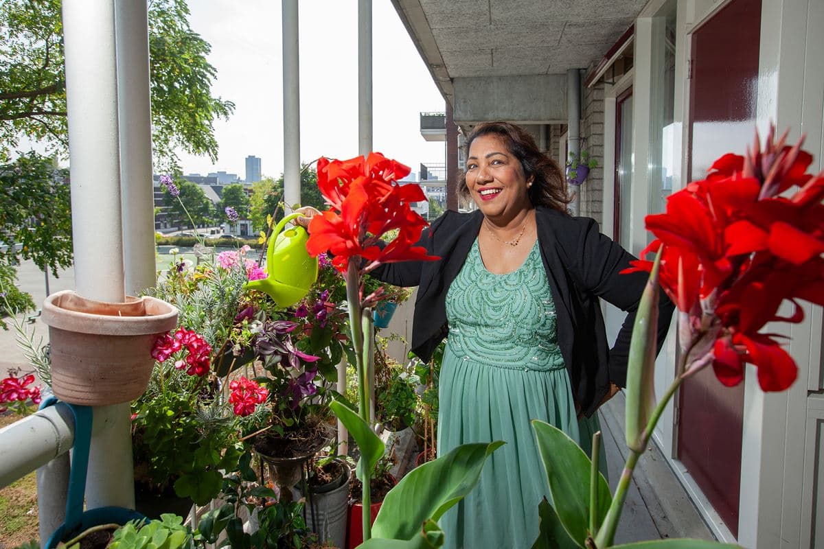 Huurder van Woonstad Radha Jiawan op haar balkon