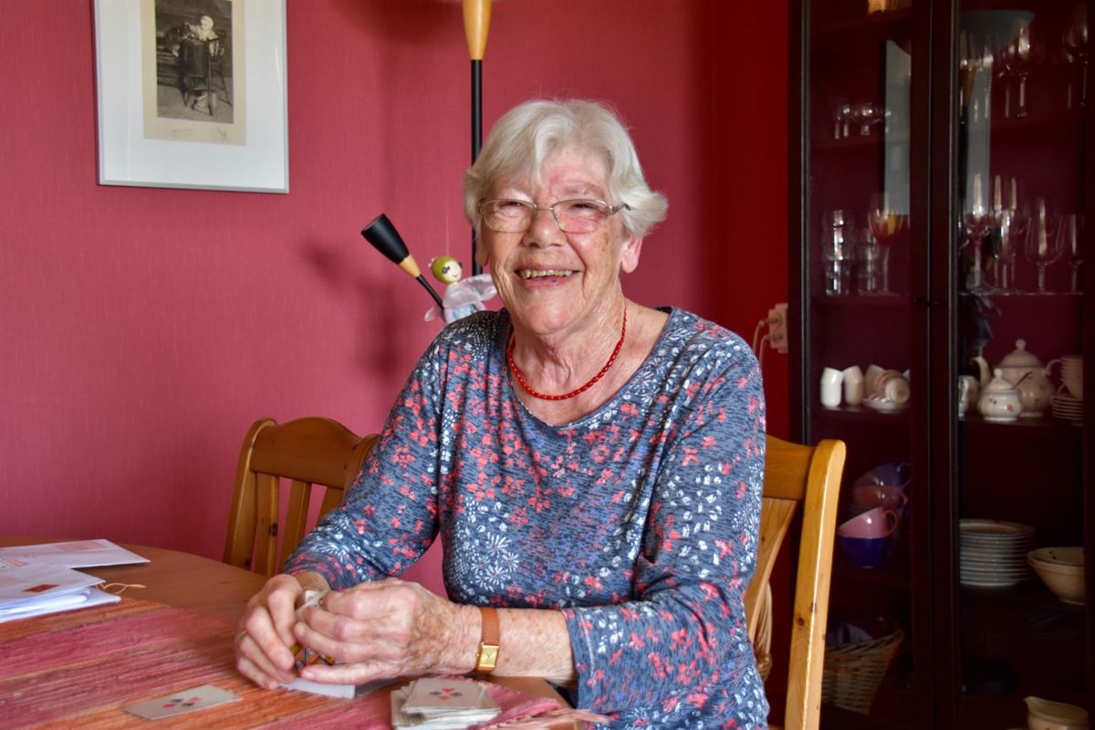 Ada Straatsma-aan-tafel- in t-huisplusflat- Leyerwaard